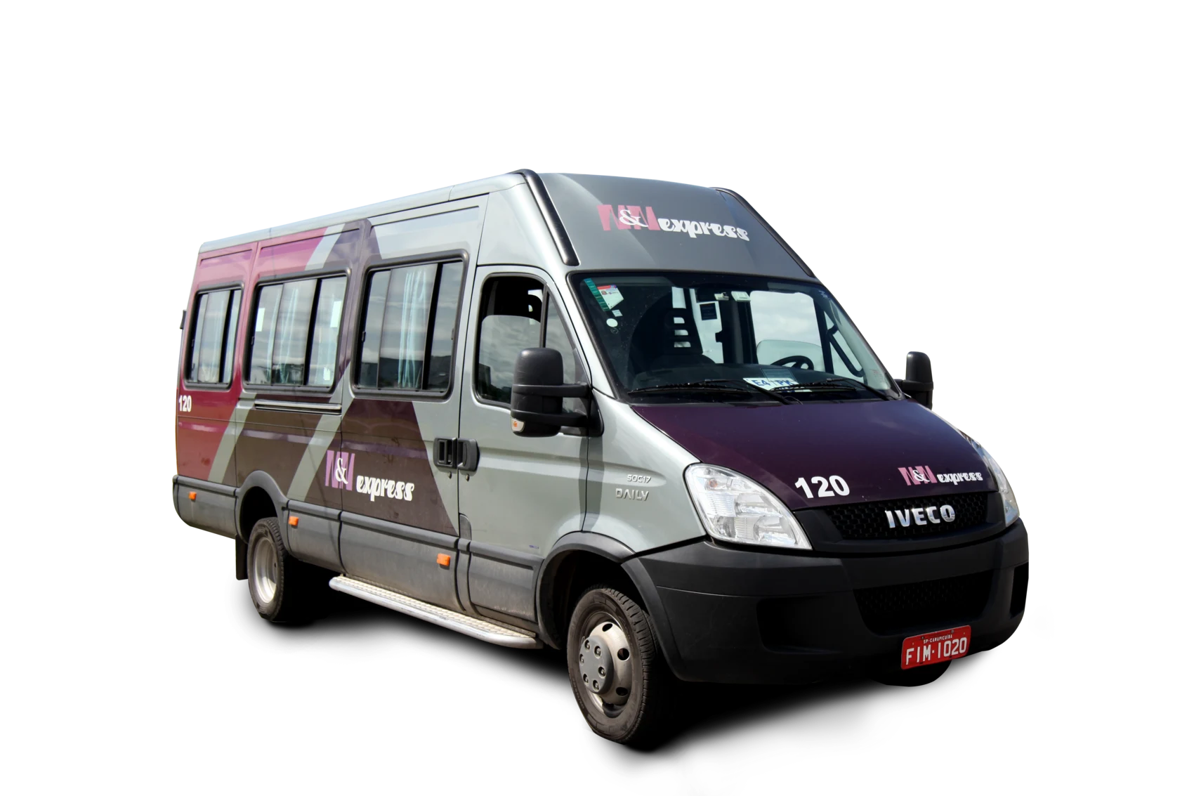 Van NNExpress usada em viagens religiosas e romarias